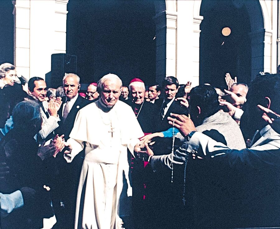 S.S. Juan Pablo II saludando a la multitud durante su visita apostólica a Chile en 1987