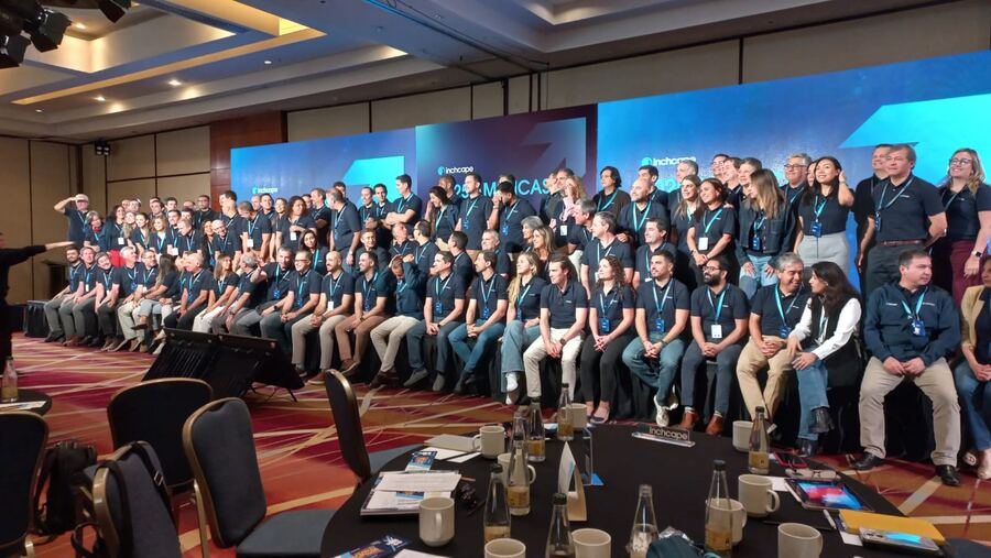 Convención corporativa con pantallas LED de gran formato e iluminación escénica