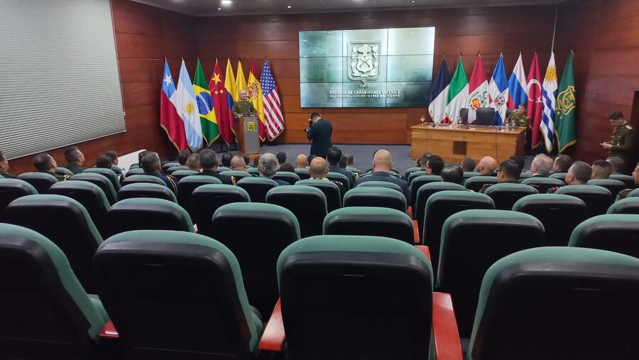 Encuentro internacional en la Escuela de Carabineros de Chile con banderas de múltiples países