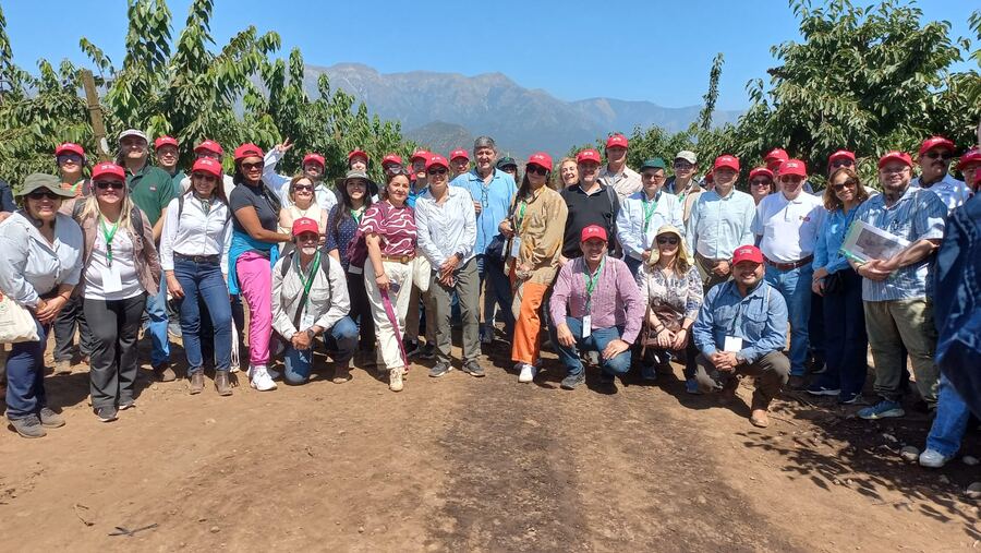 Delegación internacional en visita técnica a terreno con equipos portátiles de interpretación
