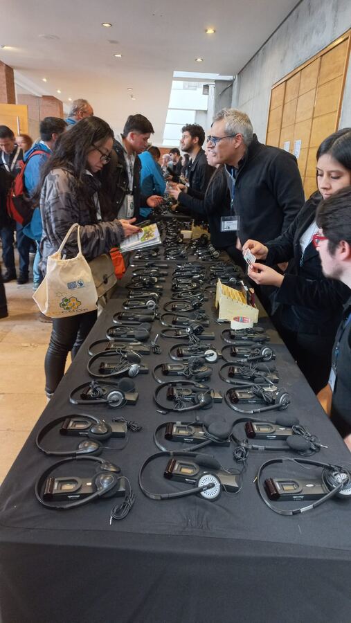 Mesón con decenas de receptores digitales de interpretación listos para entregar