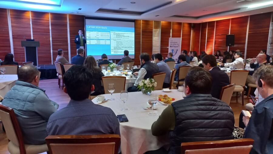 Reunión ejecutiva con refuerzo de sonido y asistentes usando receptores