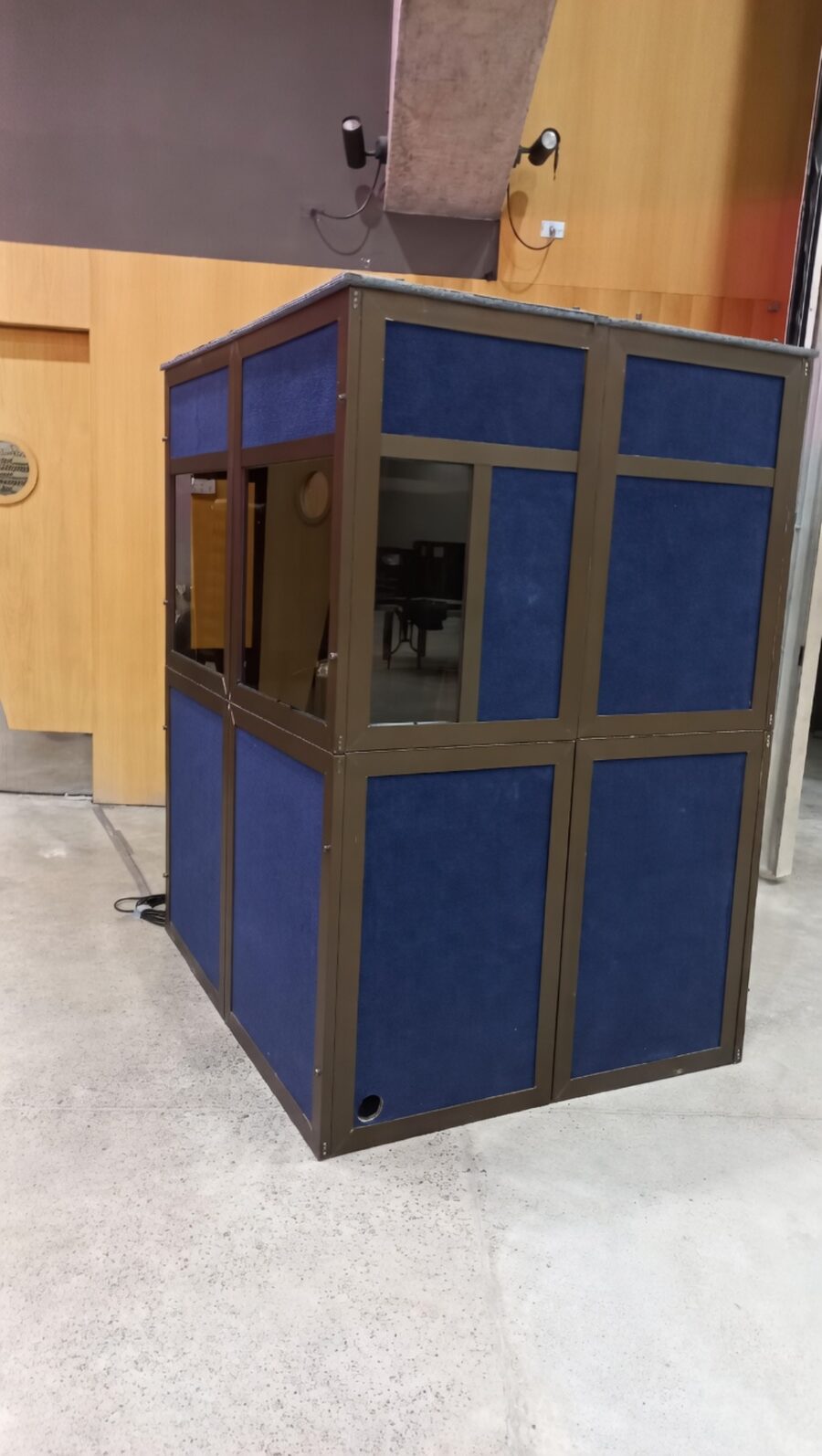 Cabina de interpretación simultánea insonorizada, montada y lista antes del evento