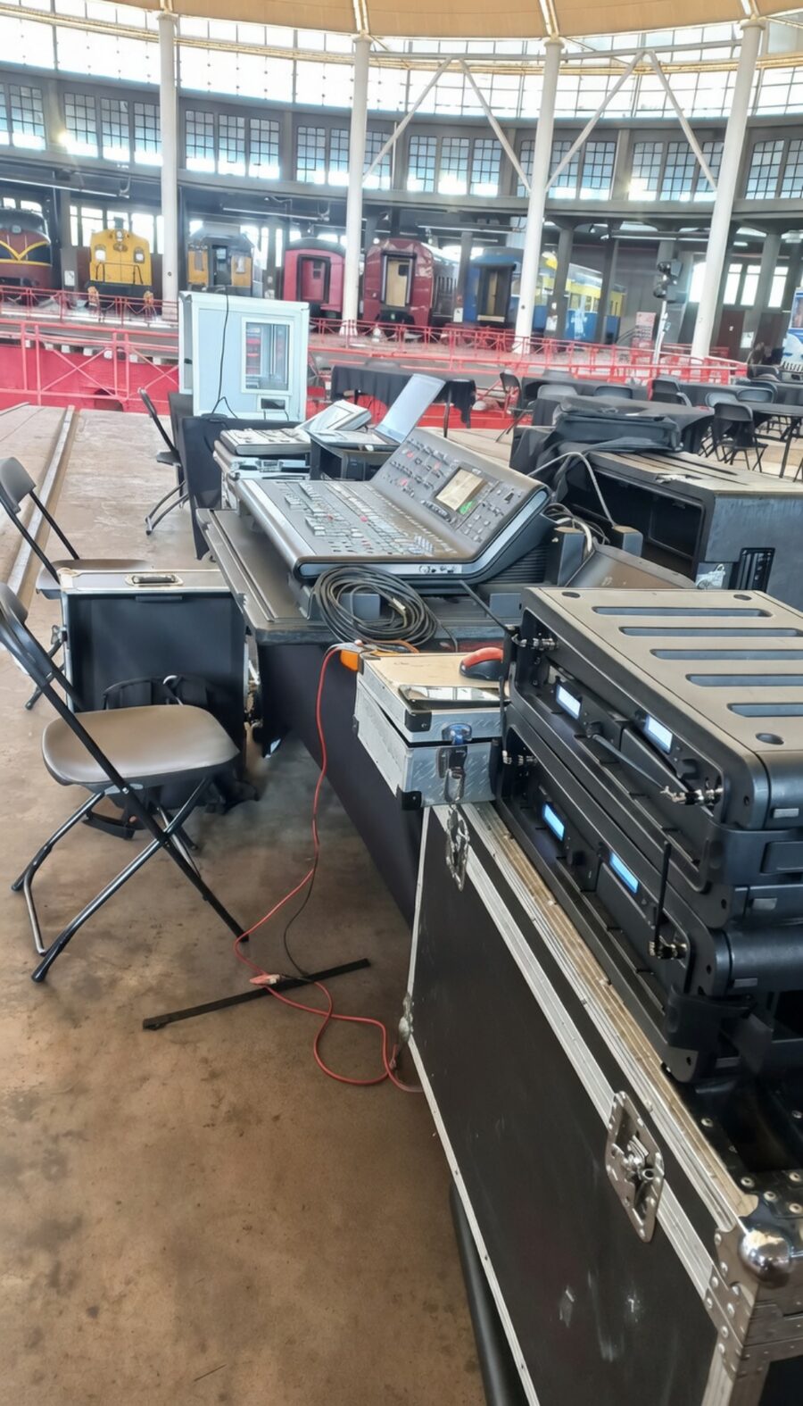 Consola de video y cajas de equipos en el puesto técnico, dentro de la casa de máquinas del museo ferroviario