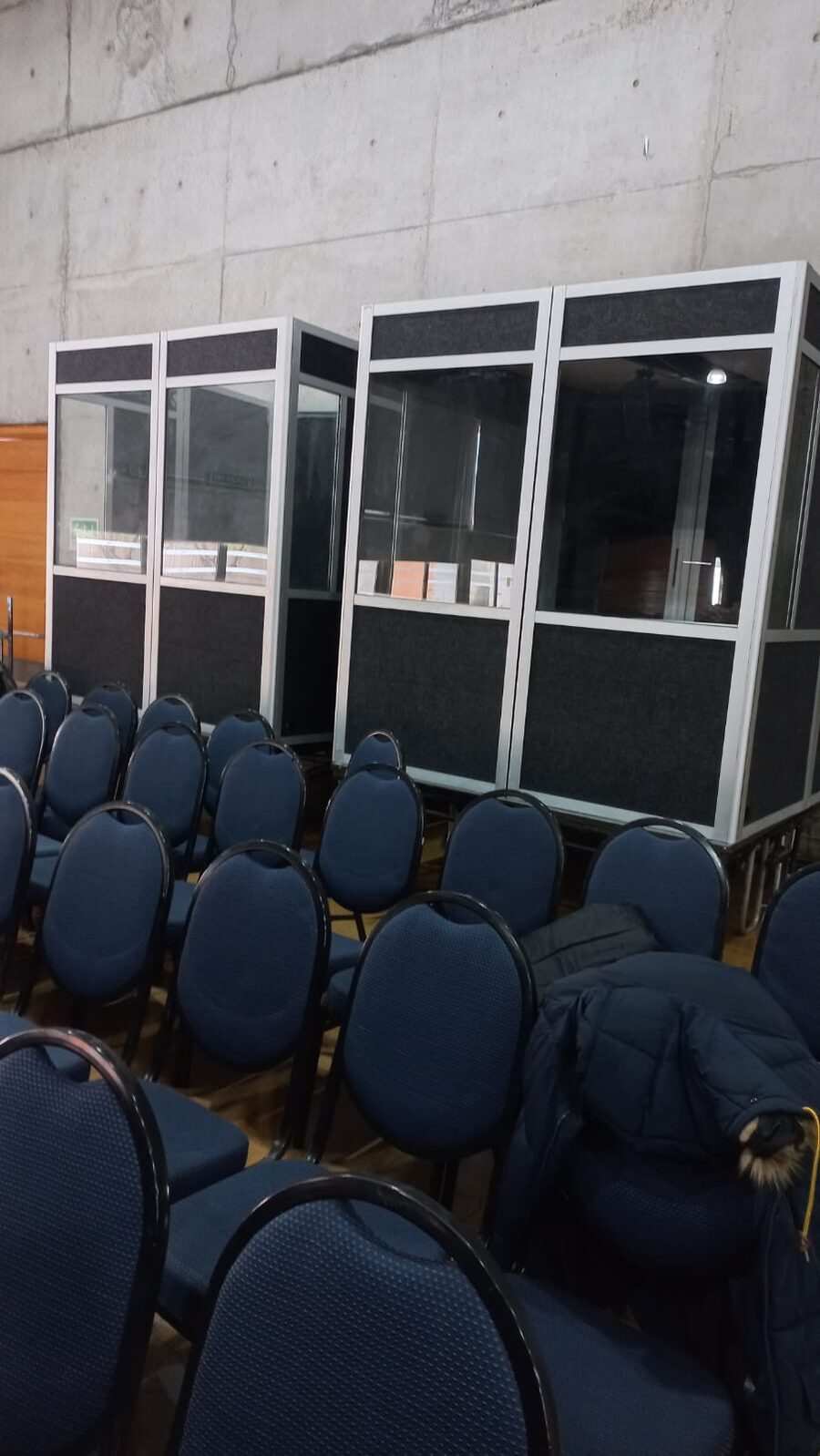 Dos cabinas de interpretación simultánea instaladas al fondo del salón del congreso